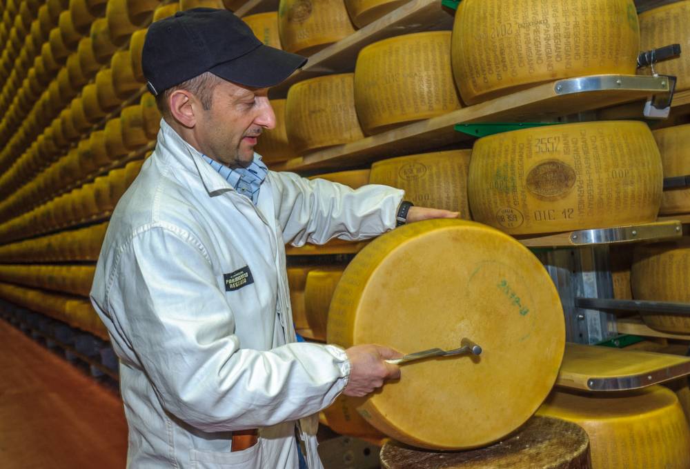 parmigiano-reggiano-hammer-test