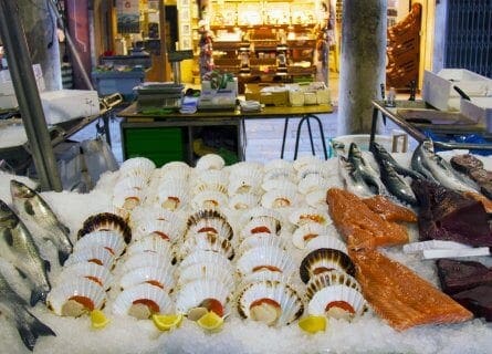 Fresh seafood on ice in Rialto