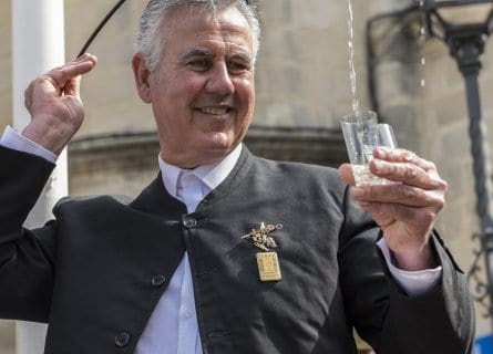 "Venenciador", pouring sherry
