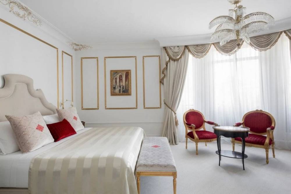 Your Room at the Luxurious Palace Hotel barcelona