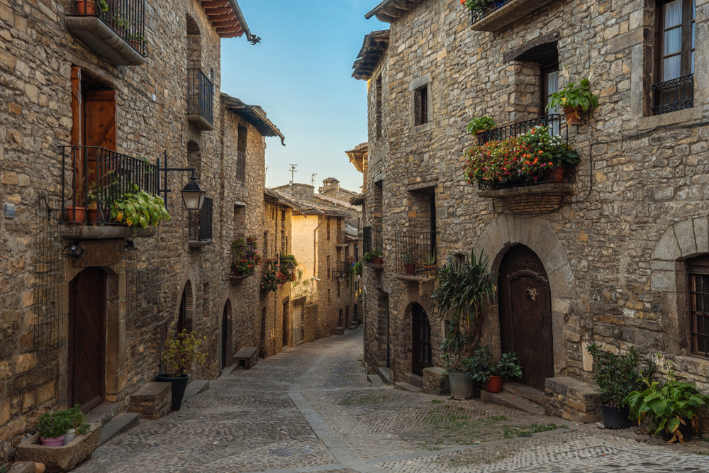 pyrenees - medieval-aínsa